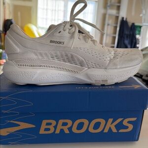 Great Condition Adrenaline 24 Brooks White Athletic Sneakers